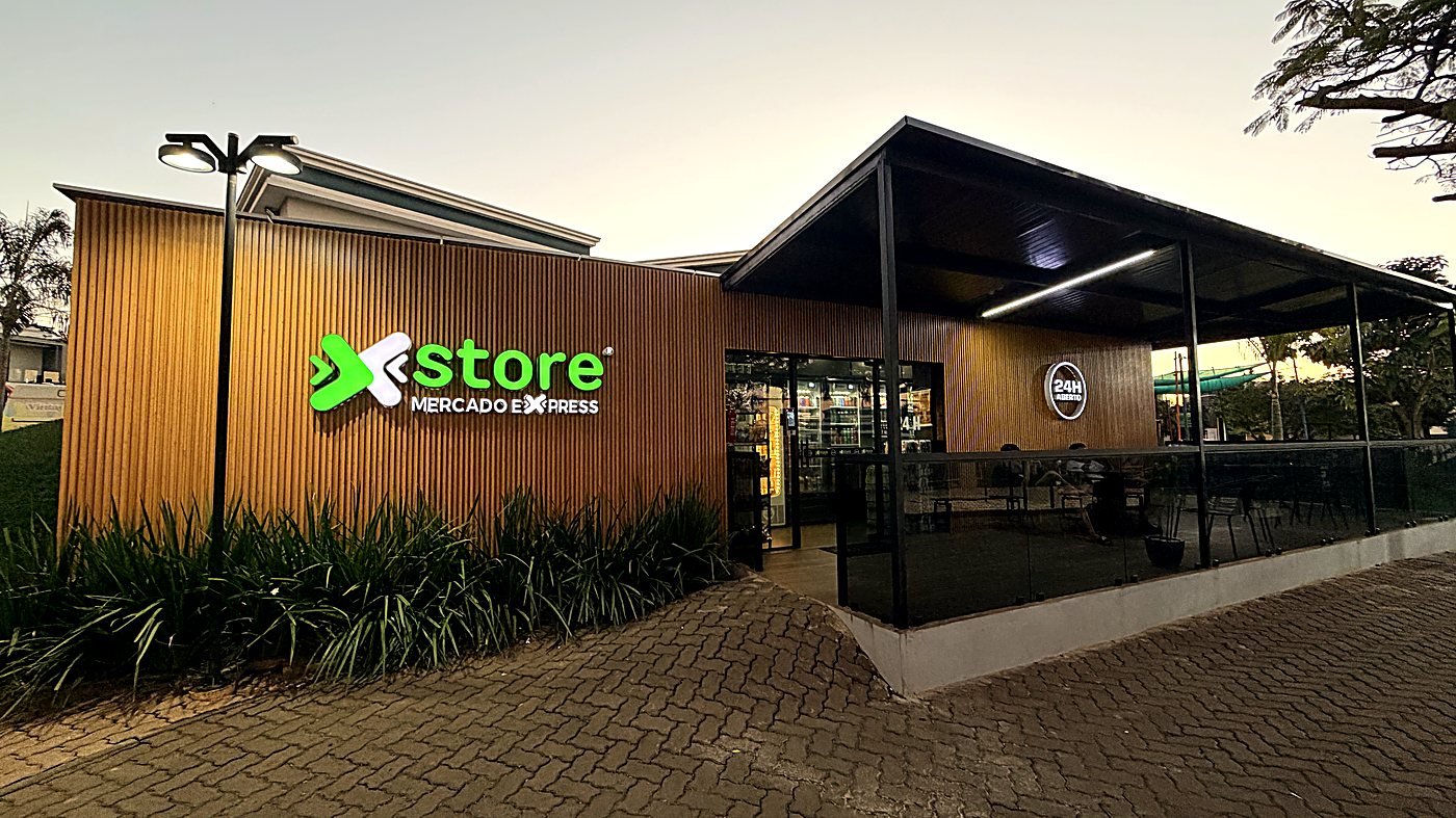 Fachada noturna da loja XStore