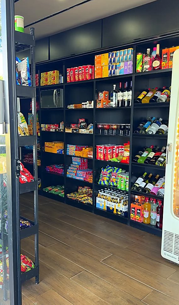 Loja XStore em condomínio à noite